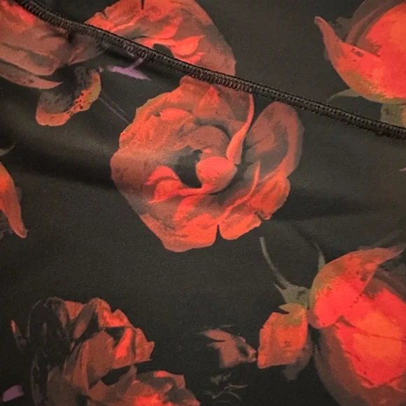NWOT VICTORIA SECRET SPORT LEGGINGS SZ XL BLACK/ROSES - Picture 2 of 4